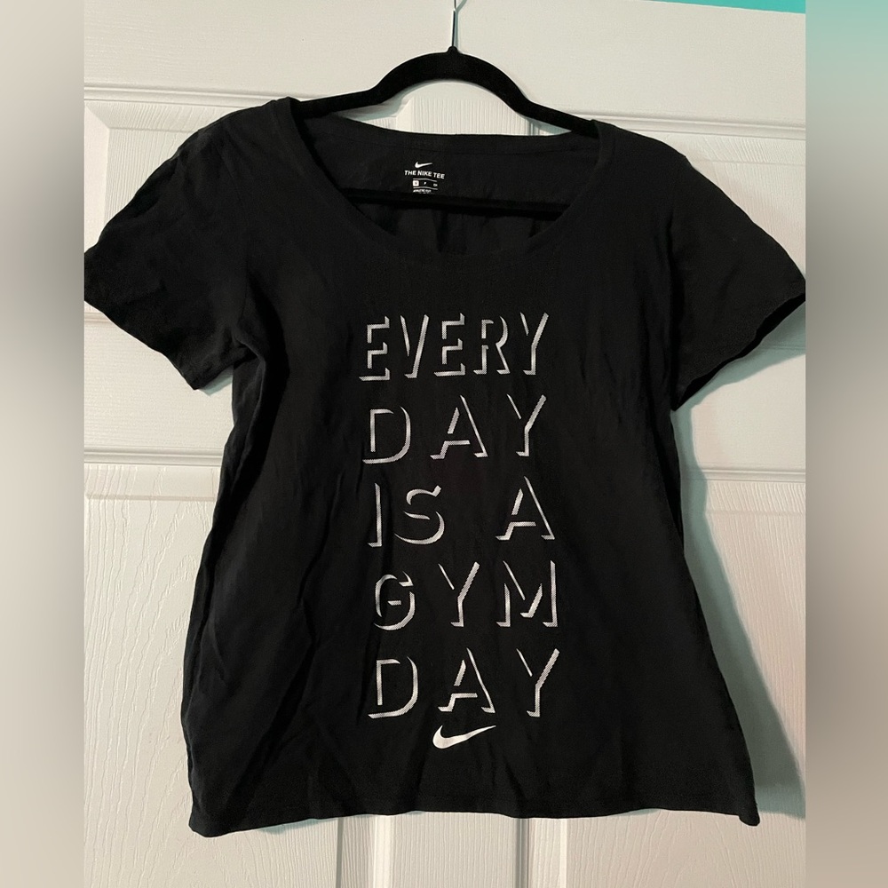 Nike t-shirt size small
